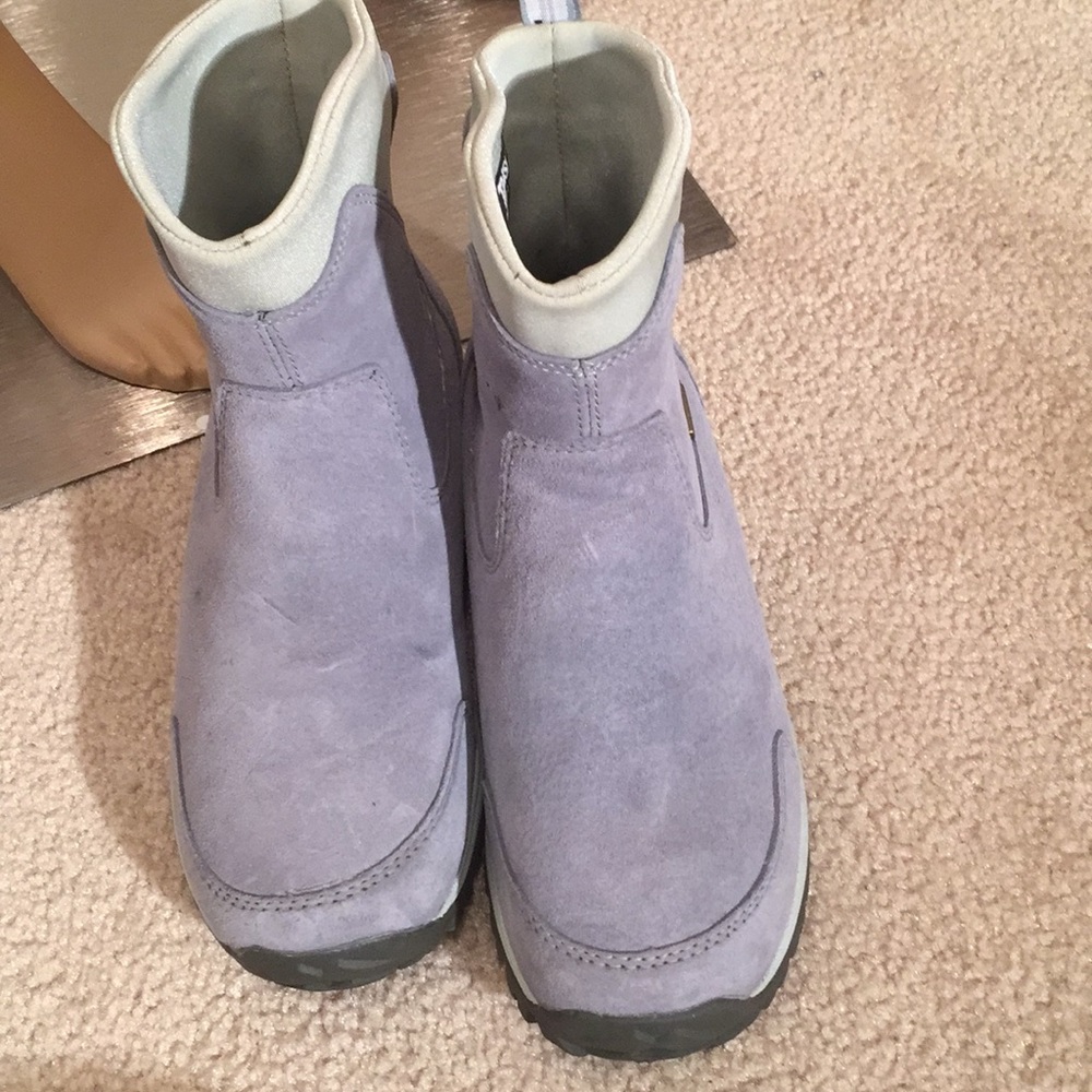 Very clean suede boots!